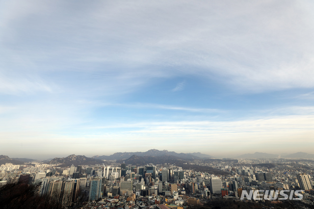 【서울=뉴시스】고승민 기자 = 미세먼지와 초미세먼지가 보통, 좋음 상태를 나타낸 16일 오전 서울 남산 N서울타워에서 바라본 서울 도심 대기가 쾌청하다. 2019.01.16.kkssmm99@newsis.com