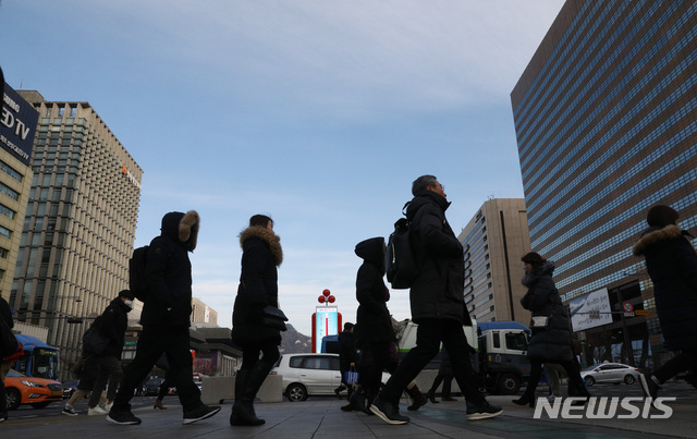 【서울=뉴시스】이영환 기자 = 찬바람이 불며 미세먼지가 사라지고 추위가 찾아온 16일 오전 서울 종로구 광화문 네거리에서 시민들이 출근길 발걸음을 재촉하고 있다. 2019.01.16. 20hwan@newsis.com