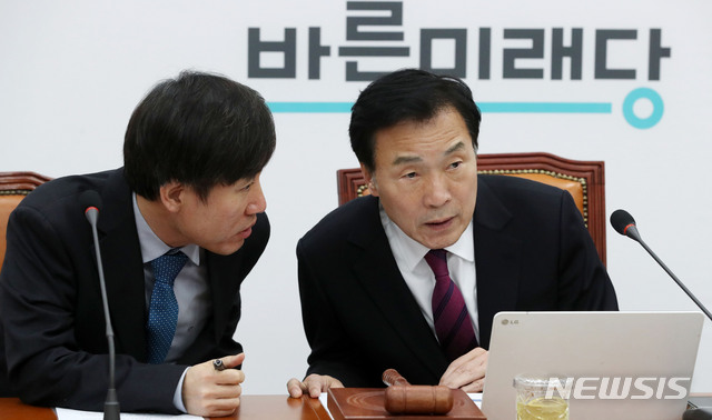 【서울=뉴시스】홍효식 기자 = 바른미래당 손학규(오른쪽) 대표가 16일 오전 서울 여의도 국회에서 열린 최고위원회의에 참석해 하태경 최고위원과 논의하고 있다. 2019.01.16.&nbsp; yesphoto@newsis.com