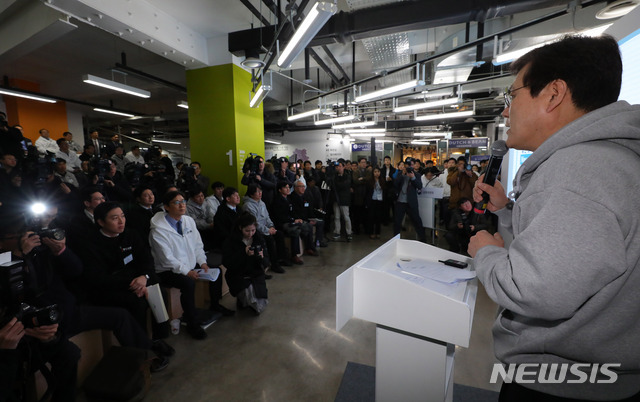 【서울=뉴시스】배훈식 기자 = 최종구 금융위원장이 16일 오전 서울 마포구 서울창업허브에서 열린 '금융위원장과 함께하는 핀테크 현장간담회'에 참석, 정책방향에 대해 설명하고 있다. 2019.01.16. dahora83@newsis.com