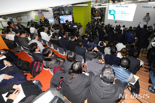 【서울=뉴시스】배훈식 기자 = 최종구 금융위원장이 16일 오전 서울 마포구 서울창업허브에서 열린 '금융위원장과 함께하는 핀테크 현장간담회'에 참석, 정책방향에 대해 설명하고 있다. 2019.01.16. dahora83@newsis.com