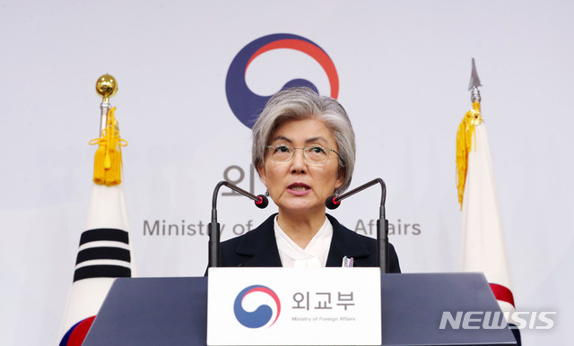 【서울=뉴시스】박주성 기자 = 강경화 외교부 장관이 16일 오전 서울 도렴동 외교부청사 브리핑룸에서 내신 신년 기자회견을 하고 있다. 2019.01.16.&nbsp; park7691@newsis.com