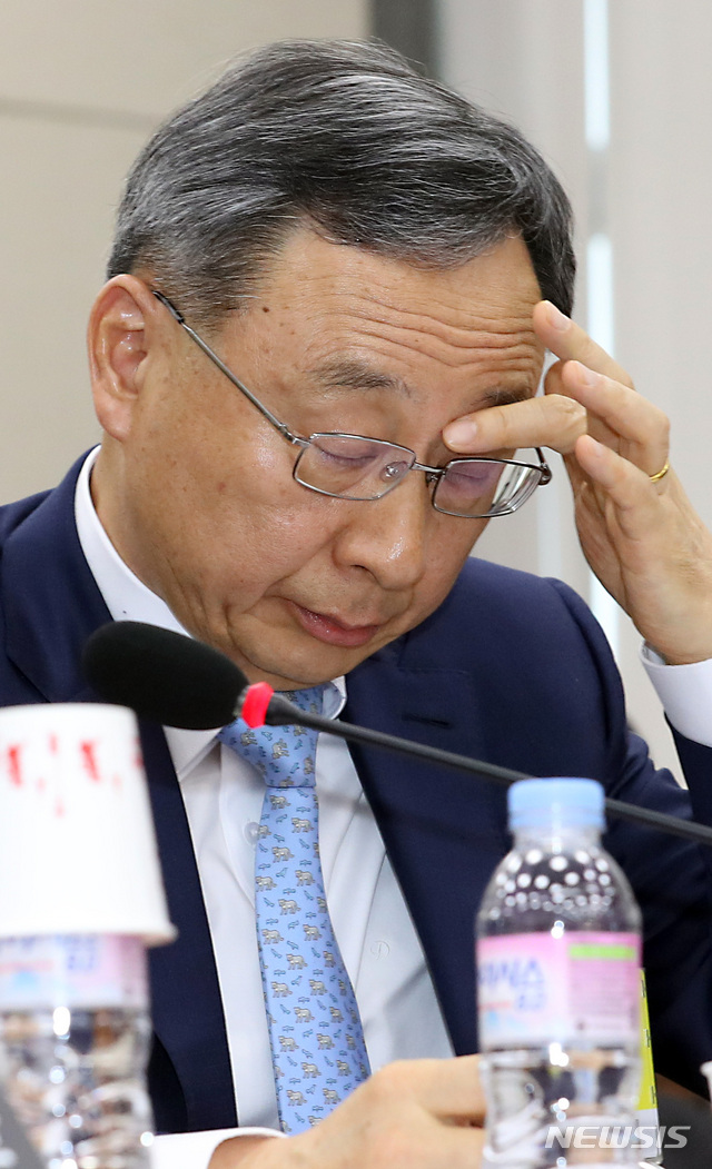 【서울=뉴시스】이종철 기자 = 황창규 KT 회장이 16일 서울 여의도 국회에서 열린 과학기술정보방송통신위원회 전체회의에 출석하여 '아현지사 통신구 화재'에 대한 의원들의 질의에 심각한 표정을 하고 있다. 2019.01.16.jc4321@newsis.com