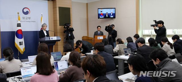 【서울=뉴시스】박주성 기자 = 강경화 외교부 장관이 16일 오전 서울 도렴동 외교부청사 브리핑룸에서 내신 신년 기자회견을 하고 있다. 2019.01.16. park7691@newsis.com