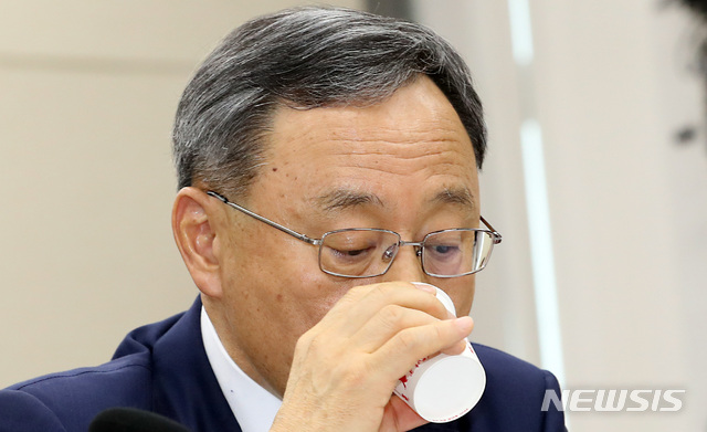 【서울=뉴시스】이종철 기자 = 황창규 KT 회장이 지난 16일 서울 여의도 국회에서 열린 과학기술정보방송통신위원회 전체회의에 출석하여 '아현지사 통신구 화재'에 대한 의원들의 질의에 물을 마시고 있다. 2019.01.16.jc4321@newsis.com