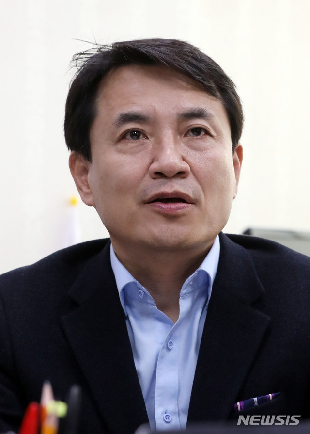 【서울=뉴시스】홍효식 기자 = 자유한국당 김진태 의원이 16일 오전 서울 여의도 국회 의원회관 사무실에서 기자간담회를 열고 전당대회와 황교안 전 총리 입당 등 정치 현안에 대해 이야기하고 있다. 2019.01.16.&nbsp; yesphoto@newsis.com