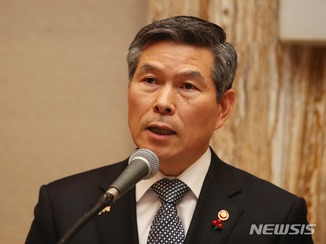 【서울=뉴시스】박미소 수습기자 = 정경두 국방부장관이 16일 서울 중구 밀레니엄서울힐튼호텔에서 열린 '한국국가전략연구원-미국브루킹스연구소 국제회의' 오찬에서 발언하고 있다.2019.01.16.&nbsp; misocamera@newsis.com