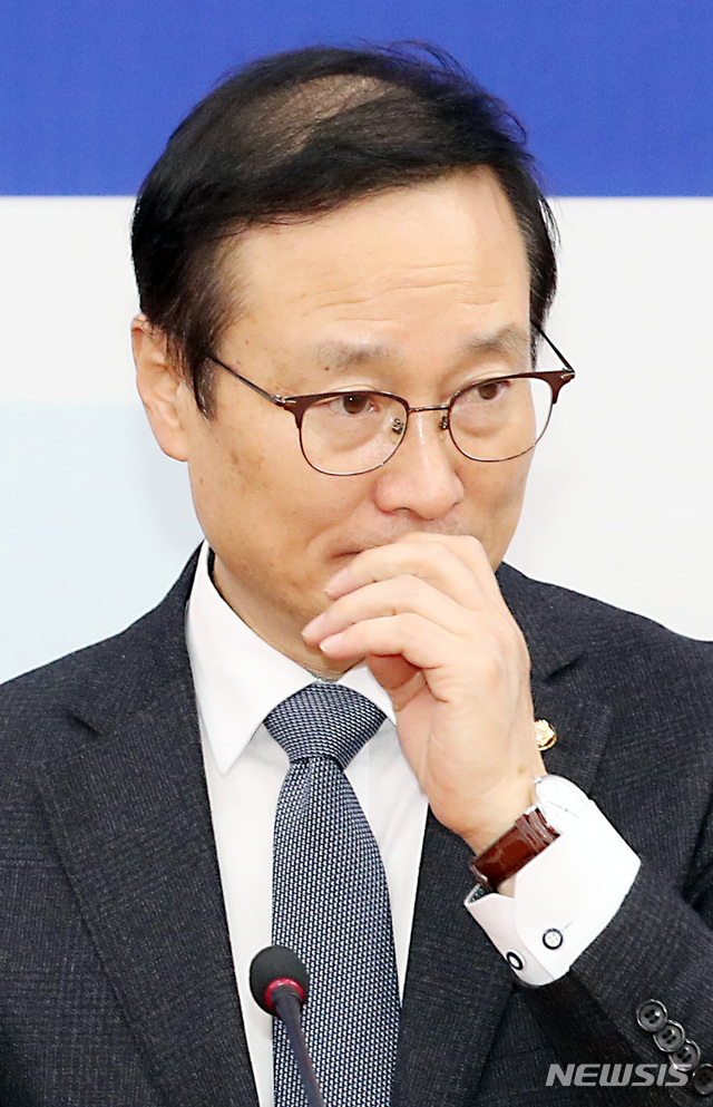 【서울=뉴시스】이종철 기자 = 야 4당이 1월 임시국회 소집을 요구하고 있는 가운데 더불어민주당 홍영표 원내대표가 16일 오후 서울 여의도 국회에서 난감한 표정을 하고 있다. 2019.01.16.jc4321@newsis.com