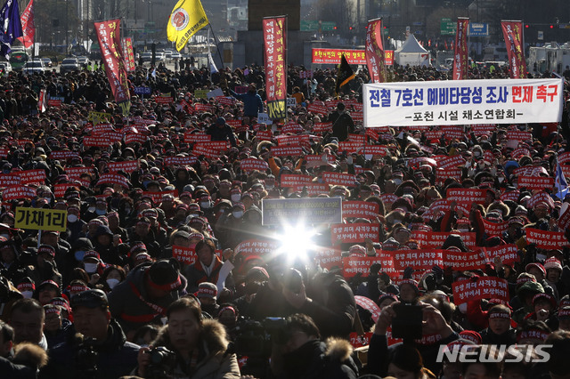 【서울=뉴시스】최동준 기자 = 포천시 사격장 등 군 관련시설 범시민대책위원회가 16일 서울 광화문 북측 중앙광장에서 집회를 열고 지하철 7호선 연장을 촉구하고 있다. 2019.01.16.&nbsp; photocdj@newsis.com