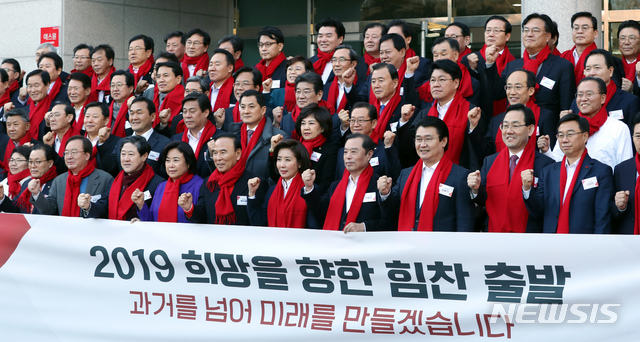 【과천=뉴시스】고승민 기자 = 16일 오후 경기 과천 국가공무원인재개발원에서 열린 자유한국당 국회의원 연찬회에서 김병준 비대위원장과 참석 의원들이 기념촬영하고 있다. 2019.01.16.kkssmm99@newsis.com