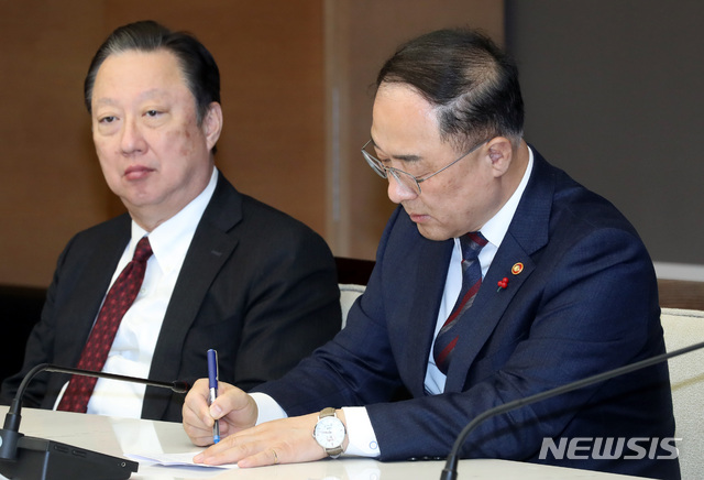 【서울=뉴시스】이영환 기자 = 홍남기 경제부총리 겸 기획재정부 장관이 16일 오후 서울 중구 대한상공회의소 챔버라운지에서 열린 경제단체장 간담회에서 메모를 하고 있다. 2019.01.16. 20hwan@newsis.com