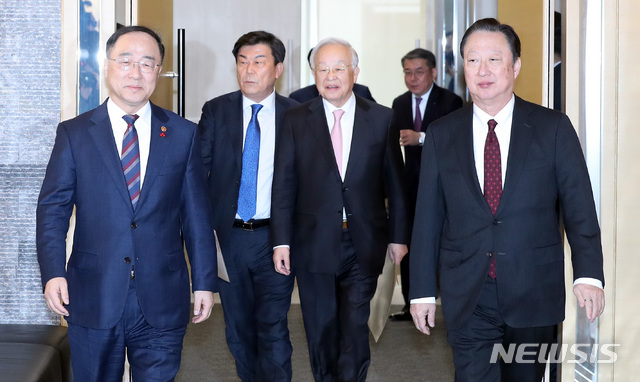 【서울=뉴시스】이영환 기자 = 홍남기 경제부총리 겸 기획재정부 장관이 16일 오후 서울 중구 대한상공회의소 챔버라운지에서 열린 부총리-경제단체장 간담회에 참석하고 있다. 왼쪽부터 홍남기 경제부총리 겸 기획재정부 장관, 박성택 중소기업중앙회 회장, 손경식 경영자총협회 회장, 박용만 대한상공회의소 회장. 2019.01.16. 20hwan@newsis.com