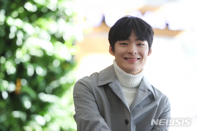 【서울=뉴시스】조수정 기자 = JTBC 금토드라마 '스카이(SKY) 캐슬' 박영재 역 배우 송건희가 16일 오후 서울 중구 충무로 뉴시스 본사에서 인터뷰에 앞서 포즈를 취하고 있다. 2019.01.16. chocrystal@newsis.com