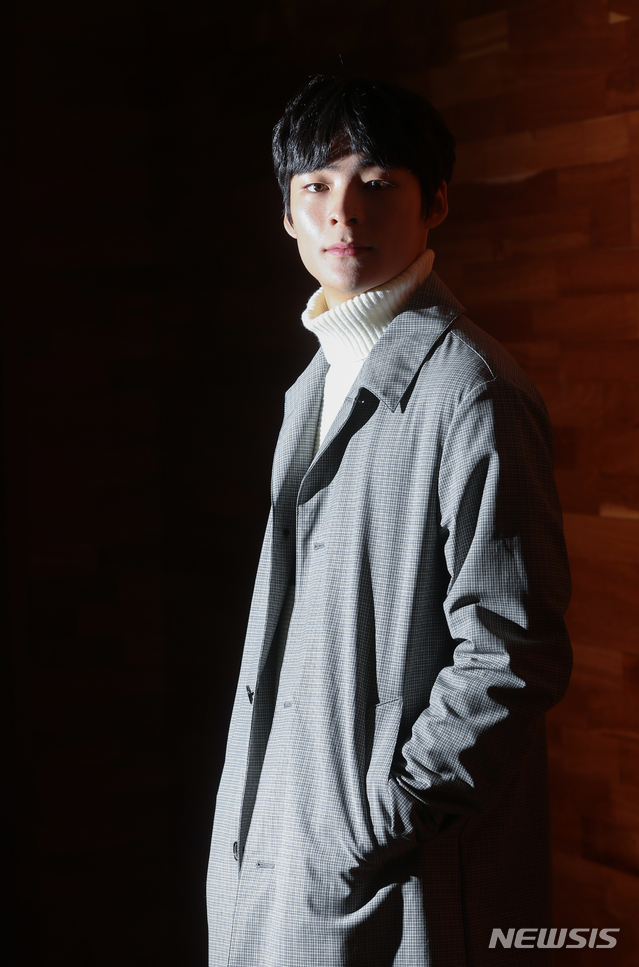 【서울=뉴시스】조수정 기자 = JTBC 금토드라마 '스카이(SKY) 캐슬' 박영재 역 배우 송건희가 16일 오후 서울 중구 충무로 뉴시스 본사에서 인터뷰에 앞서 포즈를 취하고 있다. 2019.01.16. chocrystal@newsis.com