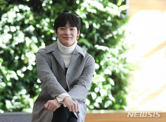 【서울=뉴시스】조수정 기자 = JTBC 금토드라마 '스카이(SKY) 캐슬' 박영재 역 배우 송건희가 16일 오후 서울 중구 충무로 뉴시스 본사에서 인터뷰에 앞서 포즈를 취하고 있다. 2019.01.16. chocrystal@newsis.com