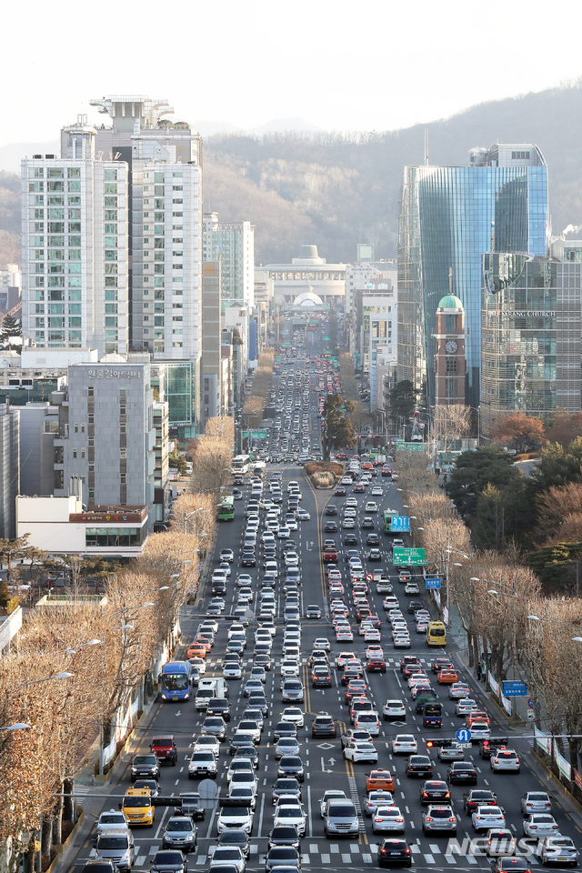 【서울=뉴시스】김병문 수습기자 = 미세먼지 농도 '보통' 수준으로 돌아온 16일 오후 서울 서초구 도심이 맑게 개어 있다. 2019.01.16. dadazon@newsis.com