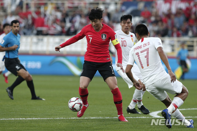 【아부다비=AP/뉴시스】손흥민이 16일(현지시간) 아랍에미리트 아부다비 알나얀 경기장에서 열린 2019 아시아축구연맹(AFC) 아시안컵 조별리그 C조 3차전 중국과의 경기에서 공을 다투고 있다.대한민국은 전반 14분께 손흥민이 얻어낸 페널티킥을 황의조가 성공시켜 1-0으로 앞서가고 있다. 2019.01.16. 