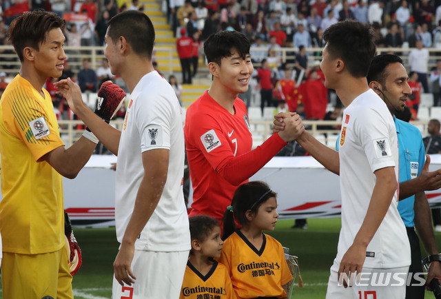 【아부다비(아랍에미리트)=뉴시스】김진아 기자 = 16일 오후(현지시간) 아랍에미리트 아부다비 알 나얀 스타디움에서 열린 2019 AFC 아시안컵 C조 조별리그 3차전 한국과 중국의 경기, 한국 손흥민이 중국 선수와 인사를 하고 있다. 2019.01.16.&nbsp; bluesoda@newsis.com