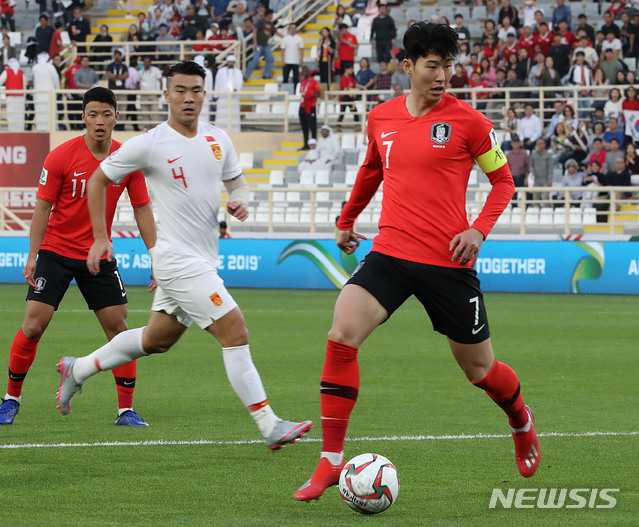 【아부다비(아랍에미리트)=뉴시스】김진아 기자 = 16일 오후(현지시간) 아랍에미리트 아부다비 알 나얀 스타디움에서 열린 2019 AFC 아시안컵 C조 조별리그 3차전 한국과 중국의 경기, 한국 손흥민이 패스할 곳을 찾고 있다. 2019.01.16.&nbsp; bluesoda@newsis.com