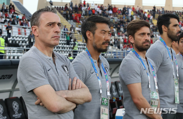【아부다비(아랍에미리트)=뉴시스】김진아 기자 = 16일 오후(현지시간) 아랍에미리트 아부다비 알 나얀 스타디움에서 열린 2019 AFC 아시안컵 C조 조별리그 3차전 한국과 중국의 경기, 한국 파울루 벤투 감독이 그라운드를 바라보고 있다. 2019.01.16. bluesoda@newsis.com
