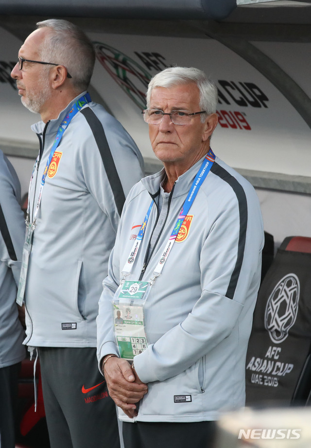【아부다비(아랍에미리트)=뉴시스】김진아 기자 = 16일 오후(현지시간) 아랍에미리트 아부다비 알 나얀 스타디움에서 열린 2019 AFC 아시안컵 C조 조별리그 3차전 한국과 중국의 경기, 중국 중국 마르첼로 리피 감독이 그라운드를 바라보고 있다. 2019.01.16. bluesoda@newsis.com