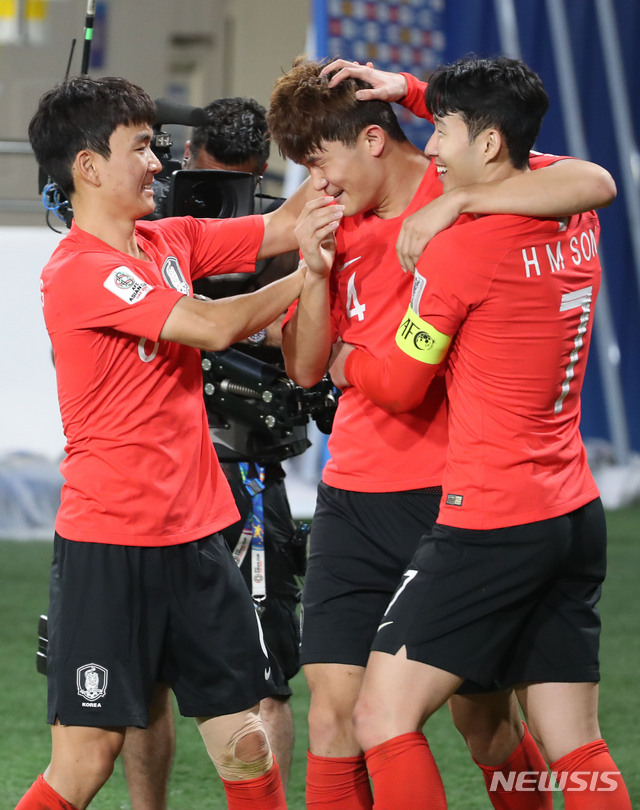 【아부다비(아랍에미리트)=뉴시스】김진아 기자 = 16일 오후(현지시간) 아랍에미리트 아부다비 알 나얀 스타디움에서 열린 2019 AFC 아시안컵 C조 조별리그 3차전 한국과 중국의 경기, 한국 김민재가 골을 넣은 후 황인범, 손흥민과 기뻐하고 있다. 2019.01.16. bluesoda@newsis.com