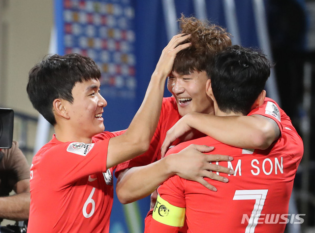 【아부다비(아랍에미리트)=뉴시스】김진아 기자 = 16일 오후(현지시간) 아랍에미리트 아부다비 알 나얀 스타디움에서 열린 2019 AFC 아시안컵 C조 조별리그 3차전 한국과 중국의 경기, 한국 김민재가 골을 넣은 후 황인범, 손흥민과 기뻐하고 있다. 2019.01.16.&nbsp; bluesoda@newsis.com