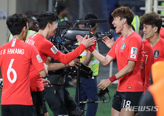 【아부다비(아랍에미리트)=뉴시스】김진아 기자 = 16일 오후(현지시간) 아랍에미리트 아부다비 알 나얀 스타디움에서 열린 2019 AFC 아시안컵 C조 조별리그 3차전 한국과 중국의 경기, 한국 김민재가 골을 넣자 손흥민, 황의조가 기뻐하고 있다. 2019.01.16.&nbsp; bluesoda@newsis.com