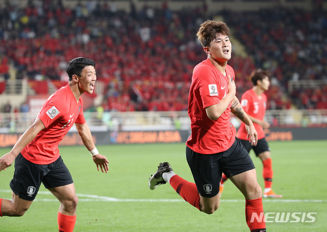 【아부다비(아랍에미리트)=뉴시스】김진아 기자 = 16일 오후(현지시간) 아랍에미리트 아부다비 알 나얀 스타디움에서 열린 2019 AFC 아시안컵 C조 조별리그 3차전 한국과 중국의 경기, 한국 김민재가 골을 넣은 후 기뻐하고 있다. 2019.01.16. bluesoda@newsis.com