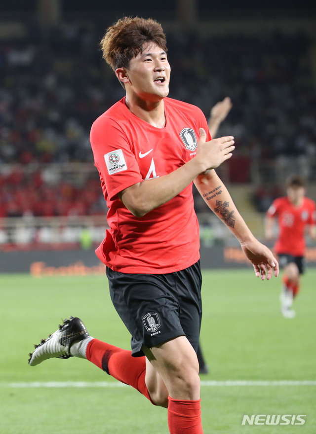 【아부다비(아랍에미리트)=뉴시스】김진아 기자 = 16일 오후(현지시간) 아랍에미리트 아부다비 알 나얀 스타디움에서 열린 2019 AFC 아시안컵 C조 조별리그 3차전 한국과 중국의 경기, 한국 김민재가 골을 넣은 후 기뻐하고 있다. 2019.01.16.&nbsp; bluesoda@newsis.com