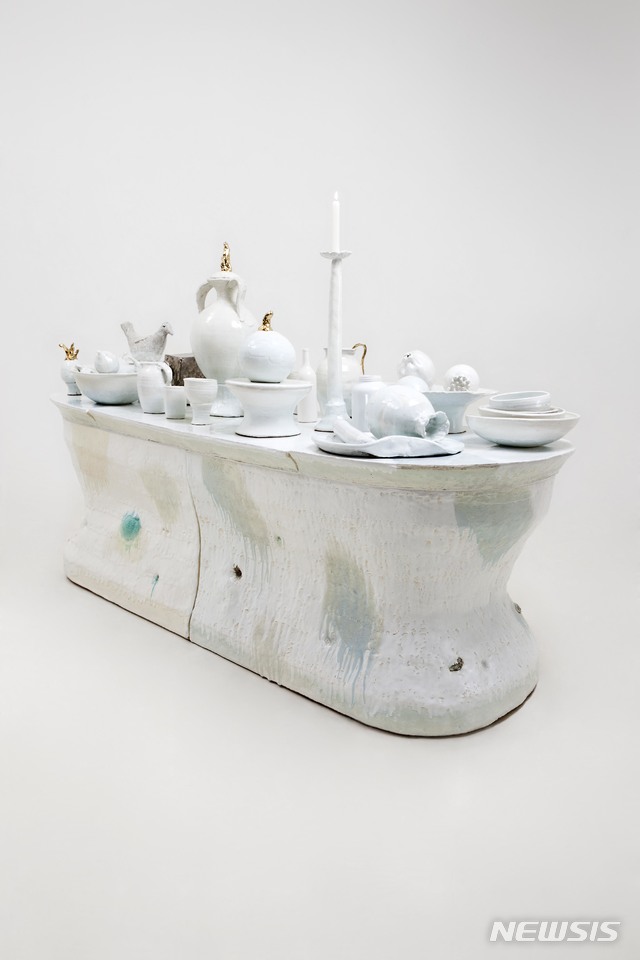 【서울=뉴시스】 이헌정, Object on the table (each 77-72Hcm), Glazed Ceramic ,276W x 100D x 92H cm,2015, ⓒ박명래 