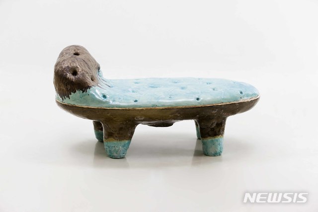 【서울=뉴시스】 이헌정, Day bed,Glazed Ceramic,149W x 77D x 45H73H cm, 2016, ⓒ박명래&nbsp; 