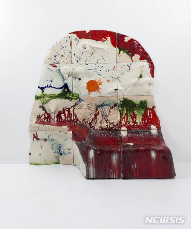 【서울=뉴시스】 이헌정, Wall Chair, Glazed Ceramic, 230 x 65 x 227 cm, 2016, 사진 박명래(Park Myung Rae)