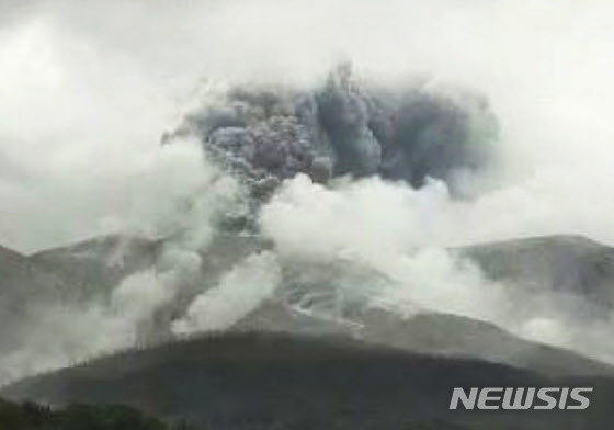 일본 남서부 규슈(九州) 가고시마(鹿兒島)현 구치노에라부지마(口永良部島)에 있는 신다케(新岳) 화산이 17일 폭발 분화해 연기를 500m까지 뿜어올렸다. (사진출처: 일본 기상청 홈페이지 캡처)