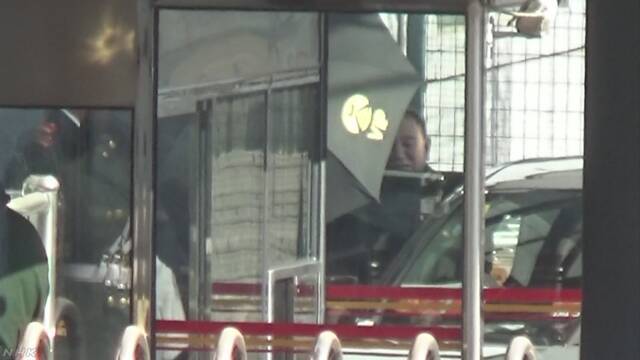 【서울=뉴시스】 김영철 북한 노동당 부위원장 겸 통일전선부장이 17일 중국 베이징 공항에 도착해 자동차를 타고 있다. 김영철 부위원장은 이날 미국 워싱턴행 비행기를 탈 것으로 예상된다. <사진출처: NHK화면캡처> 2019.01.17