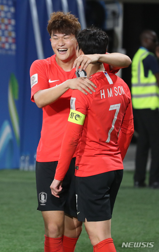 【아부다비(아랍에미리트)=뉴시스】김진아 기자 = 16일 오후(현지시간) 아랍에미리트 아부다비 알 나얀 스타디움에서 열린 2019 AFC 아시안컵 C조 조별리그 3차전 한국과 중국의 경기, 한국 김민재가 골을 넣은 후 손흥민과 포옹하고 있다. 2019.01.16.&nbsp; bluesoda@newsis.com