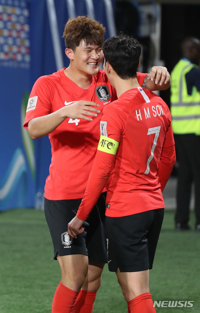 【아부다비(아랍에미리트)=뉴시스】김진아 기자 = 16일 오후(현지시간) 아랍에미리트 아부다비 알 나얀 스타디움에서 열린 2019 AFC 아시안컵 C조 조별리그 3차전 한국과 중국의 경기, 한국 김민재가 골을 넣은 후 손흥민과 포옹하고 있다. 2019.01.16. bluesoda@newsis.com