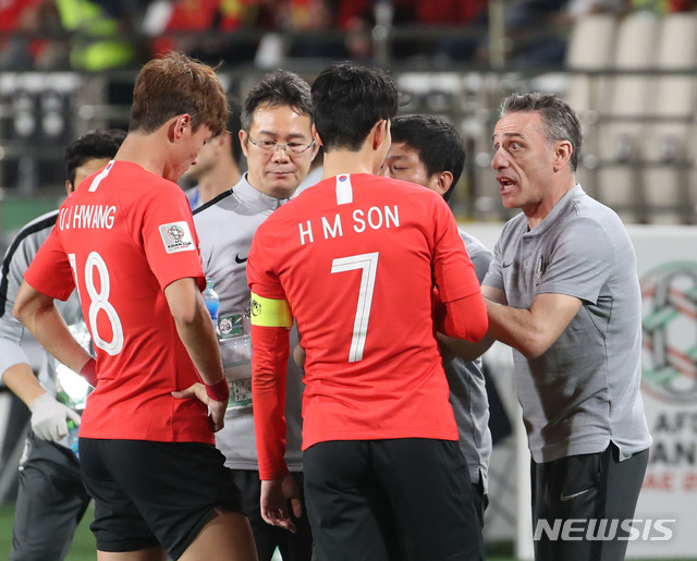 【아부다비(아랍에미리트)=뉴시스】김진아 기자 = 16일 오후(현지시간) 아랍에미리트 아부다비 알 나얀 스타디움에서 열린 2019 AFC 아시안컵 C조 조별리그 3차전 한국과 중국의 경기, 한국 파울루 벤투 감독이 손흥민과 황의조에게 작전을 지시하고 있다. 2019.01.16.&nbsp; bluesoda@newsis.com