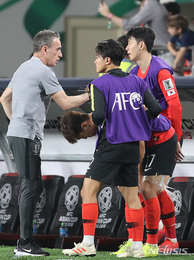 【아부다비(아랍에미리트)=뉴시스】김진아 기자 = 16일 오후(현지시간) 아랍에미리트 아부다비 알 나얀 스타디움에서 열린 2019 AFC 아시안컵 C조 조별리그 3차전 한국과 중국의 경기, 중국에 2:0으로 승리한 한국 벤투 감독이 손흥민과 인사하고 있다. 2019.01.16.&nbsp; bluesoda@newsis.com