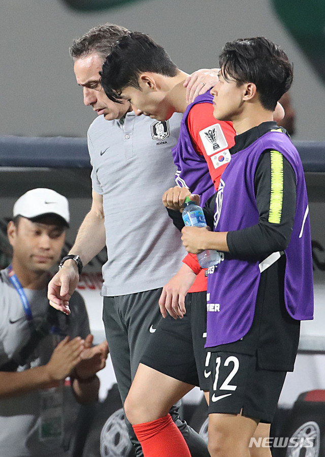 【아부다비(아랍에미리트)=뉴시스】김진아 기자 = 16일 오후(현지시간) 아랍에미리트 아부다비 알 나얀 스타디움에서 열린 2019 AFC 아시안컵 C조 조별리그 3차전 한국과 중국의 경기, 중국에 2:0으로 승리한 한국 벤투 감독이 손흥민과 인사하고 있다. 2019.01.16.&nbsp; bluesoda@newsis.com