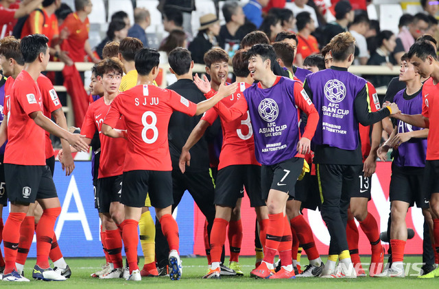 【아부다비(아랍에미리트)=뉴시스】김진아 기자 = 16일 오후(현지시간) 아랍에미리트 아부다비 알 나얀 스타디움에서 열린 2019 AFC 아시안컵 C조 조별리그 3차전 한국과 중국의 경기, 한국 중국을 2:0으로 이긴 후 기뻐하고 있다. 2019.01.16.&nbsp; bluesoda@newsis.com