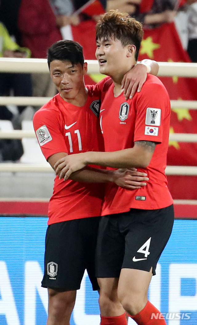 【아부다비(아랍에미리트)=뉴시스】김진아 기자 = 16일 오후(현지시간) 아랍에미리트 아부다비 알 나얀 스타디움에서 열린 2019 AFC 아시안컵 C조 조별리그 3차전 한국과 중국의 경기, 중국에 2:0으로 승리한 한국 황희찬-김민재가 기뻐하고 있다. 2019.01.16.&nbsp; bluesoda@newsis.com