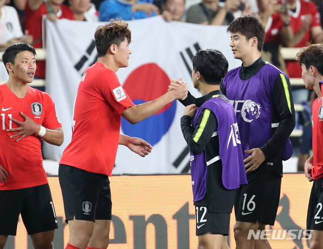 【아부다비(아랍에미리트)=뉴시스】김진아 기자 = 16일 오후(현지시간) 아랍에미리트 아부다비 알 나얀 스타디움에서 열린 2019 AFC 아시안컵 C조 조별리그 3차전 한국과 중국의 경기, 중국에 2:0으로 승리한 한국 김민재 등 선수들이 기뻐하고 있다. 2019.01.16. bluesoda@newsis.com