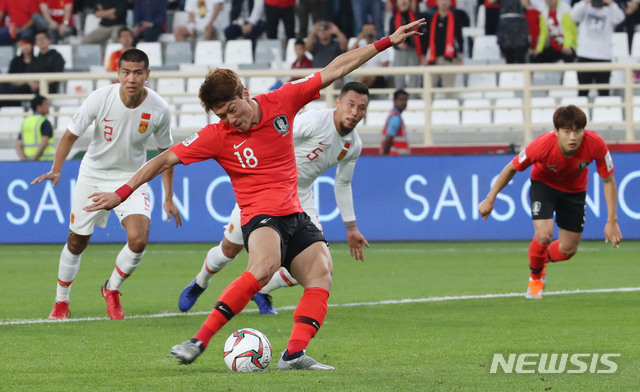 【아부다비(아랍에미리트)=뉴시스】김진아 기자 = 16일 오후(현지시간) 아랍에미리트 아부다비 알 나얀 스타디움에서 열린 2019 AFC 아시안컵 C조 조별리그 3차전 한국과 중국의 경기, 한국 황의조가 페널티킥을 넣고 있다. 2019.01.17. bluesoda@newsis.com