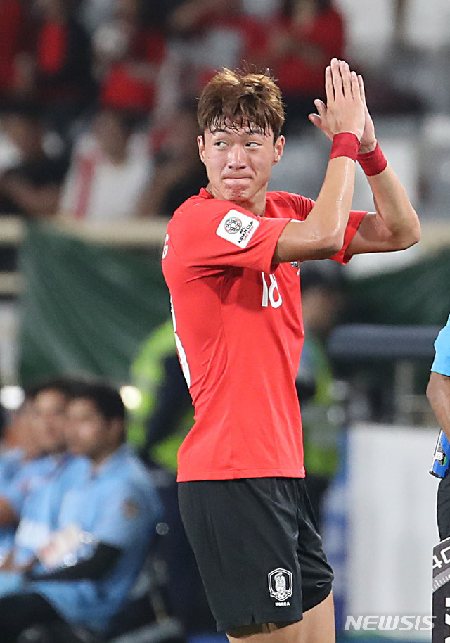 【아부다비(아랍에미리트)=뉴시스】김진아 기자 = 16일 오후(현지시간) 아랍에미리트 아부다비 알 나얀 스타디움에서 열린 2019 AFC 아시안컵 C조 조별리그 3차전 한국과 중국의 경기, 한국 황의조가 지동원과 교체되고 있다. 2019.01.17. bluesoda@newsis.com