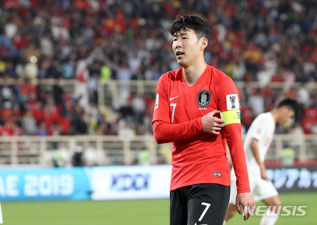 【아부다비(아랍에미리트)=뉴시스】김진아 기자 = 16일 오후(현지시간) 아랍에미리트 아부다비 알 나얀 스타디움에서 열린 2019 AFC 아시안컵 C조 조별리그 3차전 한국과 중국의 경기, 한국 손흥민이 주장 완장을 올리고 있다. 2019.01.17. bluesoda@newsis.com