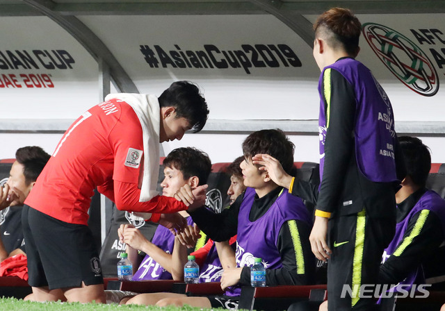 【아부다비(아랍에미리트)=뉴시스】김진아 기자 = 16일 오후(현지시간) 아랍에미리트 아부다비 알 나얀 스타디움에서 열린 2019 AFC 아시안컵 C조 조별리그 3차전 한국과 중국의 경기, 한국 손흥민이 구자철과 교체되면서 기성용과 인사하고 있다. 2019.01.17.&nbsp; bluesoda@newsis.com