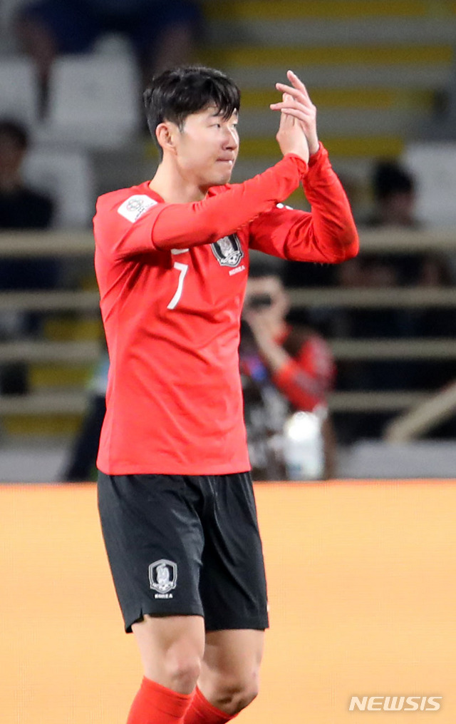 【아부다비(아랍에미리트)=뉴시스】김진아 기자 = 16일 오후(현지시간) 아랍에미리트 아부다비 알 나얀 스타디움에서 열린 2019 AFC 아시안컵 C조 조별리그 3차전 한국과 중국의 경기, 한국 손흥민이 구자철과 교체되고 있다. 2019.01.17.&nbsp; bluesoda@newsis.com