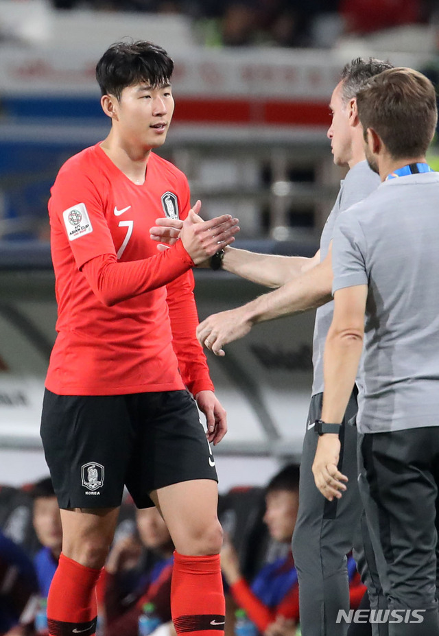 【아부다비(아랍에미리트)=뉴시스】김진아 기자 = 16일 오후(현지시간) 아랍에미리트 아부다비 알 나얀 스타디움에서 열린 2019 AFC 아시안컵 C조 조별리그 3차전 한국과 중국의 경기, 한국 손흥민이 구자철과 교체되면서 파울루 벤투 감독과 인사하고 있다. 2019.01.17.&nbsp; bluesoda@newsis.com