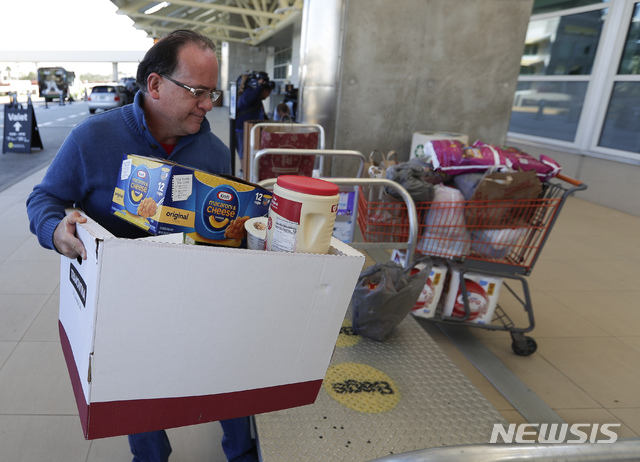 【올랜도( 미 플로리아주) = AP/뉴시스】 지난 1월 16일 연방정부 셧다운으로 무급으로 일하는 올랜도 국제공항의 TSA보안요원들을 위해 답지한 위문품들을 한 직원이 차에서 내리고 있다.